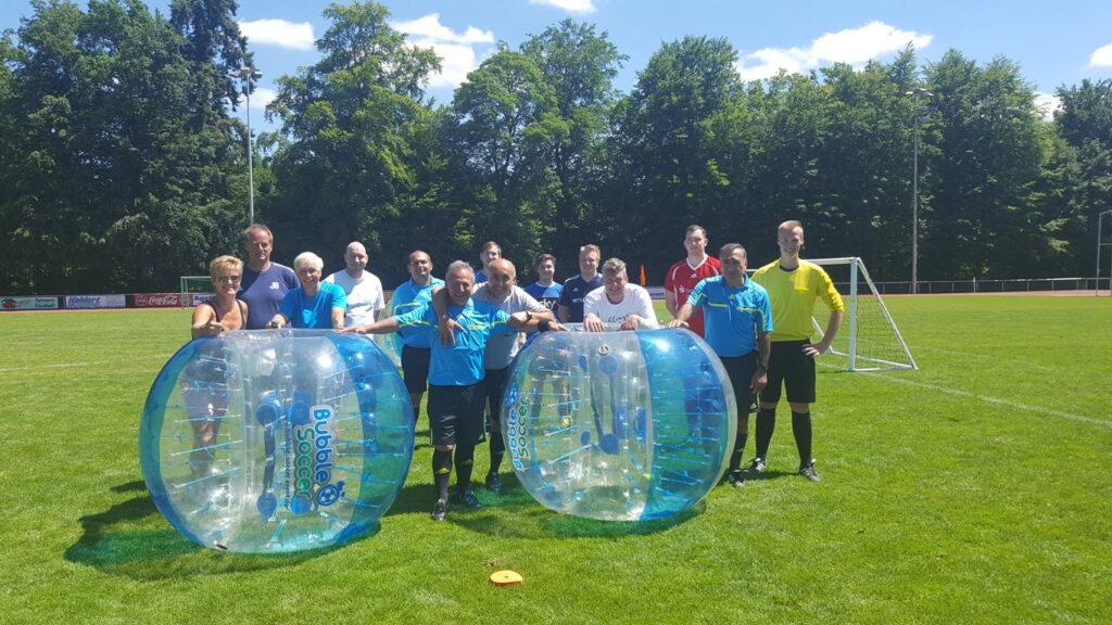 große Bälle, Lachmuskeln, Fußball XXL, Airbag, Teamgeist